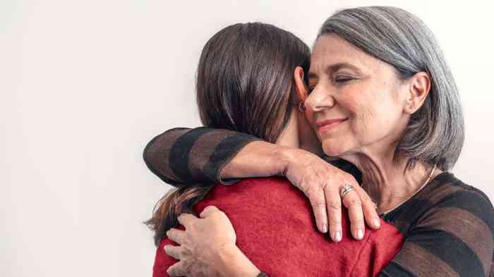 Mãe emocionada por voltar a ouvir com a ajuda de aparelhos auditivos