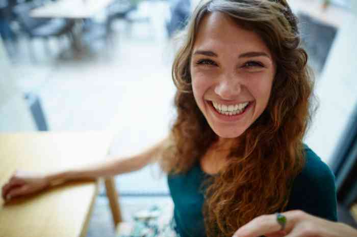 Mulher a sorrir
