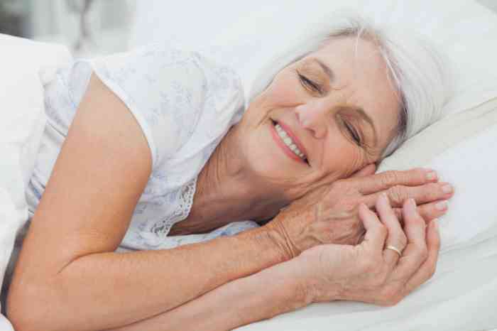 Mulher a ter uma boa noite de sono ao usar os protetores auditivos da Minisom