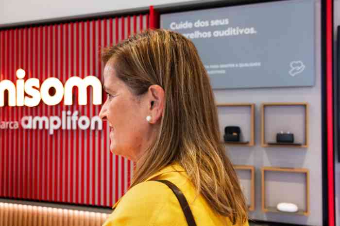 Cliente Minisom com um aparelho ampli-mini no ouvido