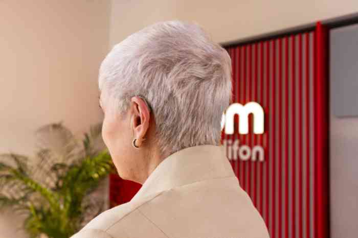 Fátima Conceição, cliente Minisom, com o seu aparelho auditivo colocado no ouvido