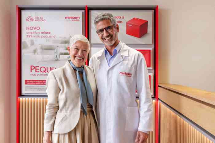 Audiologista e cliente Fátima Conceição num centro auditivo Minisom