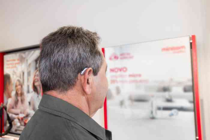 Cliente Joaquim Cruz com o seu aparelho auditivo colocado, num centro auditivo Minisom