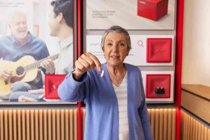 Cliente Minisom Lisete Santos a segurar o ampli-energy da Minisom