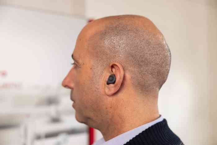 Miguel Alves, cliente Minisom, com o seu aparelho auditivo colocado no ouvido