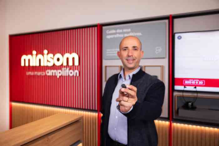 Cliente Miguel Alves a segurar o seu aparelho auditivo num centro auditivo Minisom