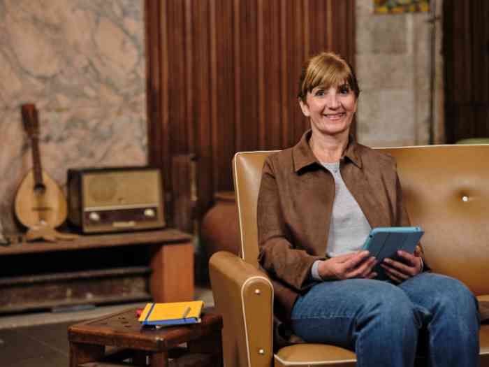 Susana Alexandre, cliente Minisom, navega no site da Minisom com o seu tablet.