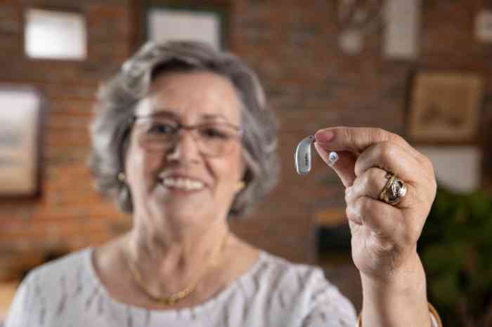 Apolónia Monteiro com aparelho auditivo na ponta dos dedos