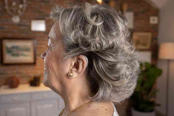 Apolónia Monteiro com aparelho auditivo no ouvido