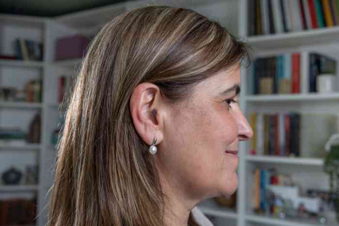 Augusta Almeida cliente Minisom com aparelho auditivo no ouvido