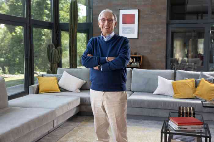 Júlio Isidro desfruta de todos os sons no ouvido com aparelho auditivo