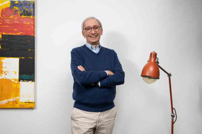 Um homem na caixa com aparelhos auditivos