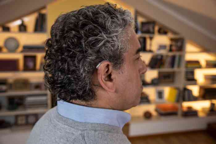 Luis Jacob cliente minisom, usa aparelhos auditvos recarregáveis