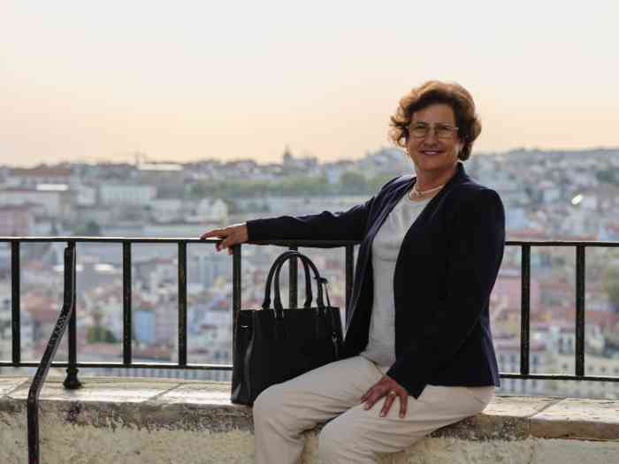 Maria Emília Salvador, cliente Minisom, desfruta dos sons no miradouro.