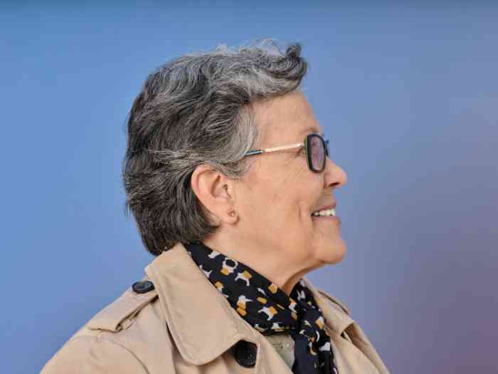 Maria Silva, cliente Minisom, está muito contente com os seus aparelhos auditivos.