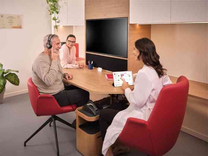 Cliente a fazer um teste auditivo junto de um audiologista da Minisom